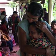 Sarah mit einer suchenden Mutter in Sri Lanka
