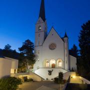 Aussenansicht Katholische Kirche Adliswil vom Pfarreizentrum aus